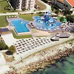 Royal Bay & Aqua Park מלון