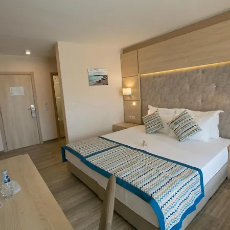 Royal Bay & Aqua Park Hotel